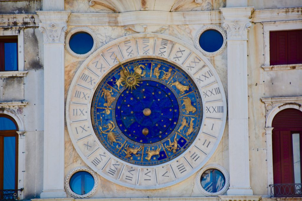 Mur d'un monument religieux orné de signe astrologiques dans un cercle