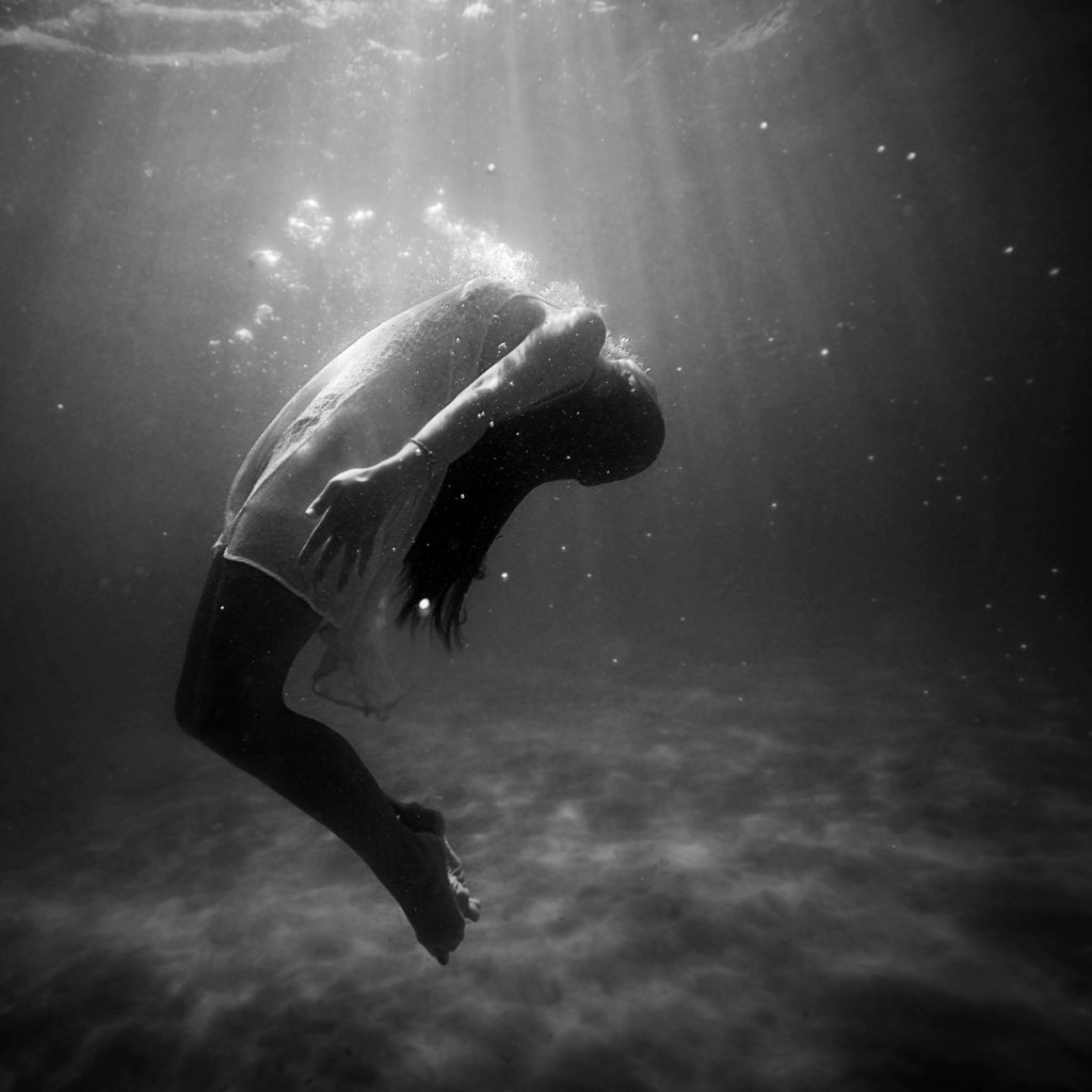 Femme sous l eau en noir et blanc