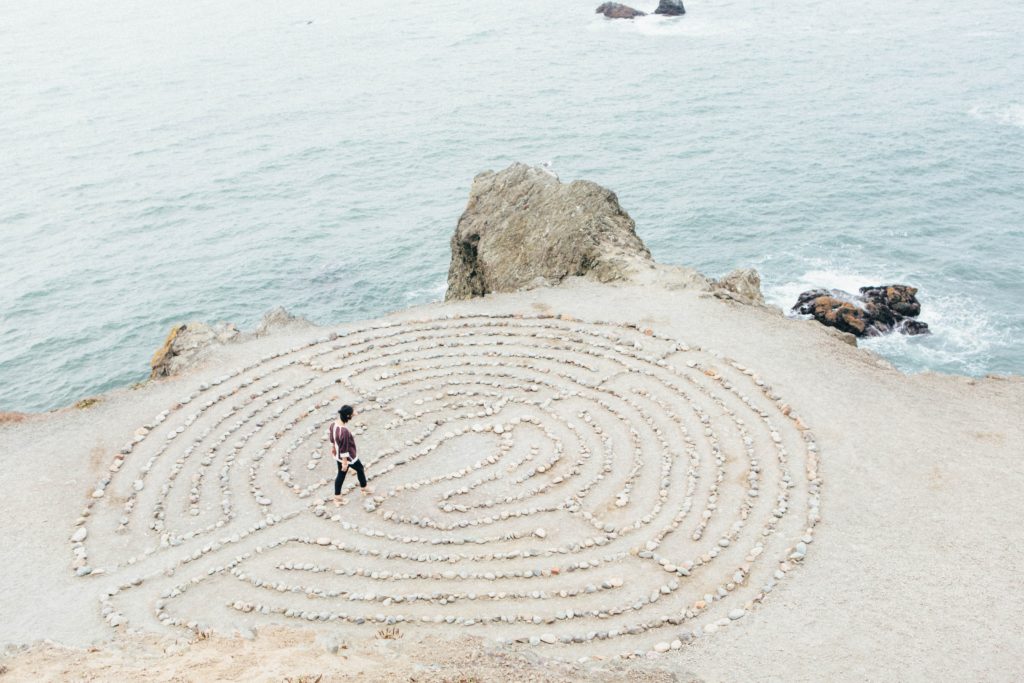 Homme vu de haut marchant dans un cercle spirituel